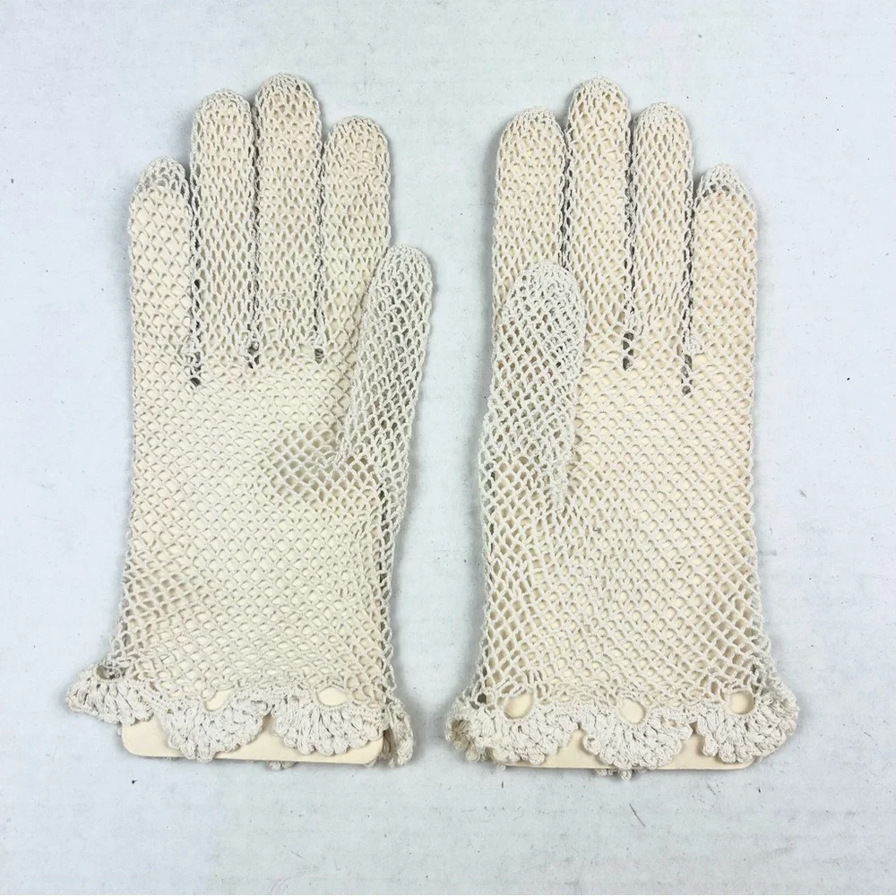 Hand-Knit Macramé Ivory Short Gloves